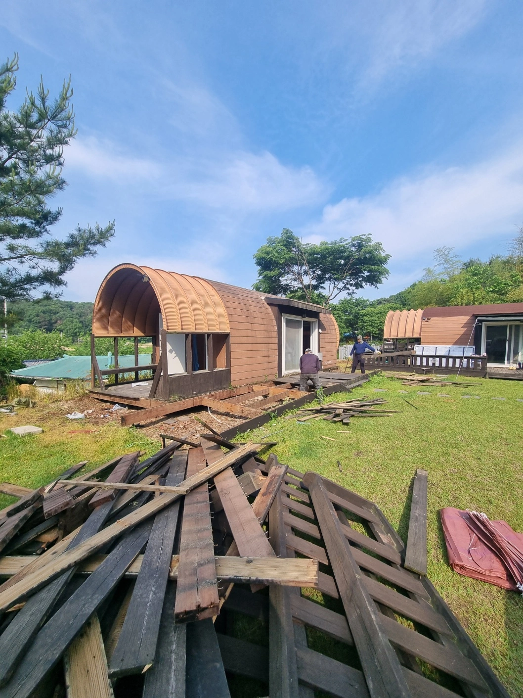 캠핑장 카라반 데크 해체 진행 중
