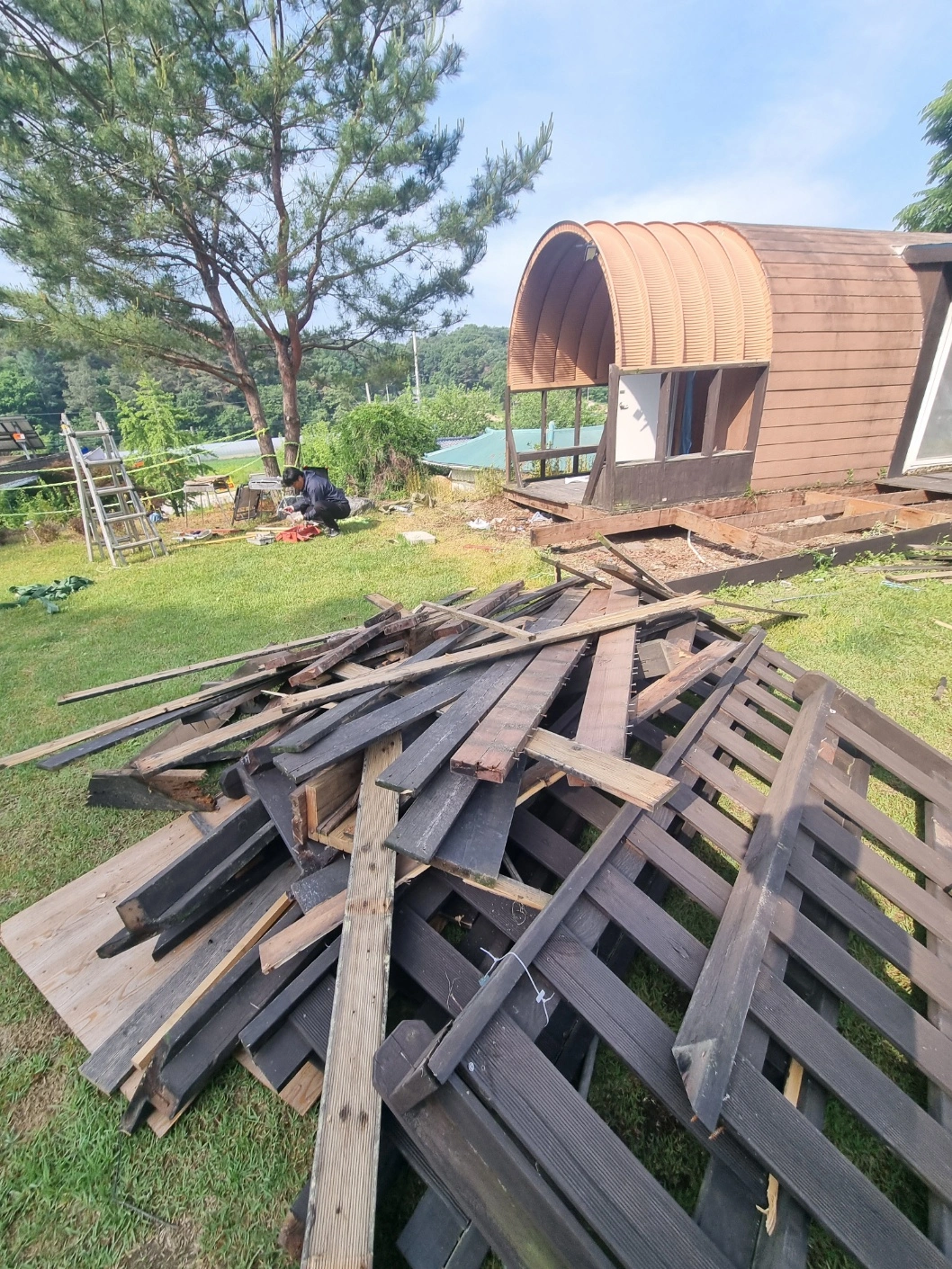 카라반철거 불법건축물 관련 작업자가 안전장비를 갖추고 해체하는 모습